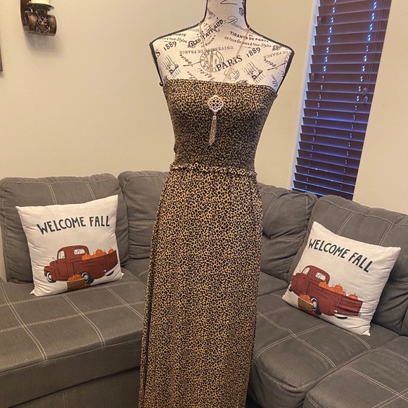 Dresses & Skirts - Strapless leopard print maxi dress in size Small